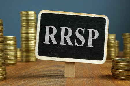 RRSP 注册的退休储蓄计划和一堆硬币背景图片