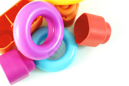 彩色塑料环和供儿童玩用的橡胶砖高清图片