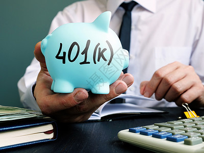 男人提出用401k号牌的猪银行 退休退休金计划背景