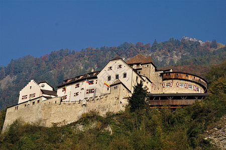 瓦杜兹城堡的景象 登在一座山丘上高清图片