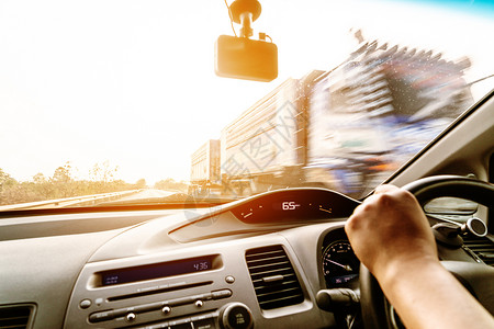 安全驾驶 速度控制和安全路途距离 Dri司机风险路线男性控制板车辆通勤者公路车轮通勤背景图片
