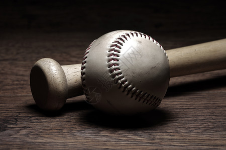 垒球裁判员更衣室木制长凳上的复古棒球和球棒背景