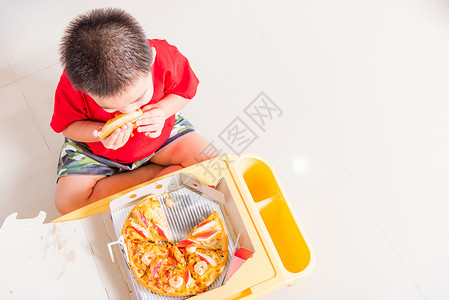 小可爱吃披萨 最美景桌子午餐蔬菜送货家庭食物孩子们香肠团体孩子背景图片