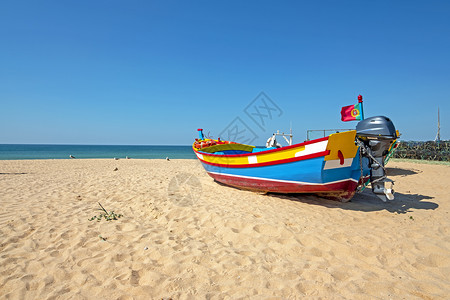 阿尔加韦港海滩上的渔船背景图片