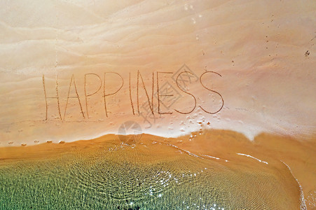 来自海浪和手写幸福的 空中最顶层镜头高清图片