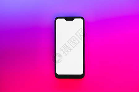 马真塔霓虹灯背景下的现代通用智能手机展示辉光屏幕色域电话红色紫色白色空间背景