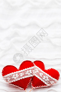 小伞白色布料背景与ruche 两个感觉着心带蕾丝 爱的象征 对情人节卡片很好 文本的位置情感纺织品庆典织物褶皱手工毛毡红色夫妻假期背景