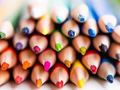 彩色水彩铅笔核心 学校用品背景 孩子的文具 回到学校宏观背景中命令彩虹蜡笔幼儿园闲暇教育艺术绘画背景图片