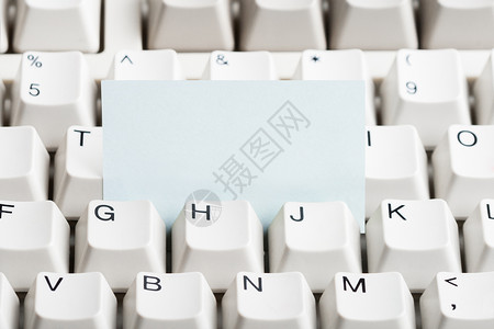 白计算机键盘中堆放的清除纸张 可以用作备注或信件的模拟工具电子邮件网络电脑电子按钮技术白色互联网背景图片