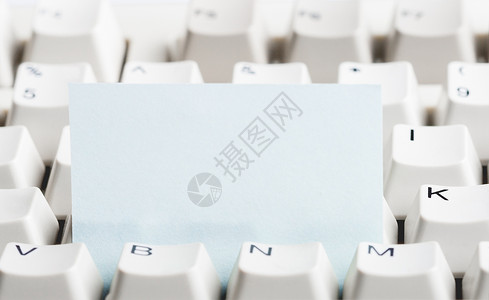 白计算机键盘中堆放的清除纸张 可以用作备注或信件的模拟工具技术网络电子互联网电脑电子邮件按钮白色背景图片