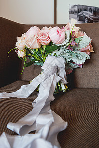 婚礼花束放在椅子上 新娘的传统象征性附属品 花朵和玫瑰的配饰仪式牡丹庆典婚姻假期订婚植物背景