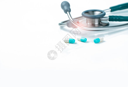医生桌上或神经盘上的立体镜和蓝白胶囊药丸脉冲护士抗菌剂诊断乐器制药医师工具胶囊药物背景