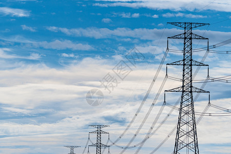 公用事业线高电压电电线杆和输电线路背景