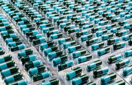 超级星盒在泡罩包装的特写镜头绿蓝色抗生素胶囊药片 一个预算生产市场药店治疗药物水疱制造业感染技术背景