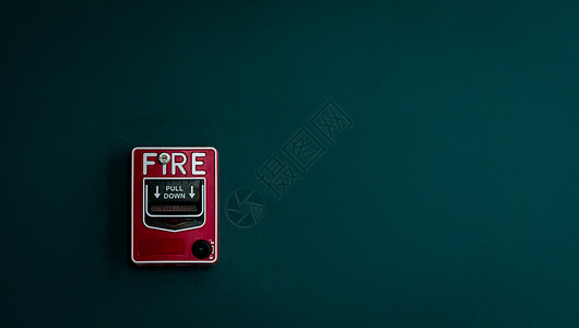 火灾探测器暗绿混凝土墙发生火灾警报 警告和安全事务背景