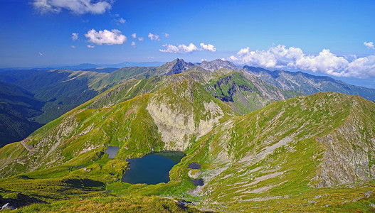 山顶的夏季山顶风景高清图片