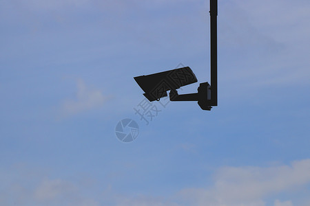 蓝天背景的街道摄影机轮廓 警方保护警卫监控系统监测背景