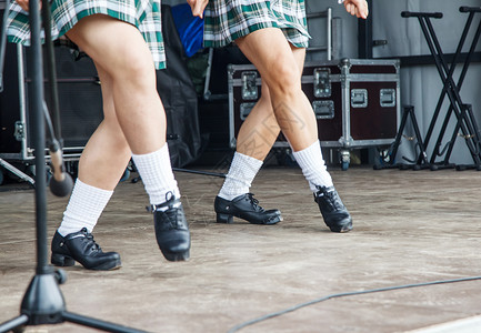 苏格兰舞三个黑人舞女的腿女孩成就派对爱好旋转民间舞蹈家跳跃创造力团队背景