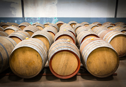 葡萄酒厂地窖里的酒桶橡木饮料食物仓库精神藤蔓木头酒窖贮存木桶背景图片