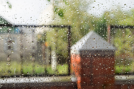 窗玻璃上的雨滴 雨中窗外模糊的背景淋浴晴天风景桌子季节下雨窗格天气湿度房子背景图片