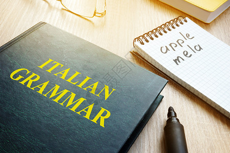 语言学学习意大利语语法 书本和笔记本放在桌上背景