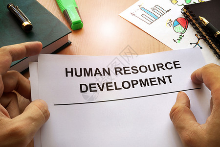 人力资源发展(HRD)放在办公桌上背景图片