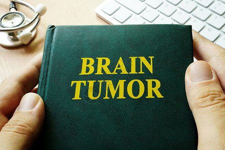 书名标题脑瘤在手背景图片