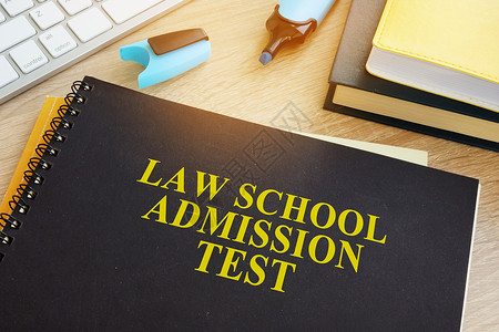 LSAT 法学院入学考试在桌子上背景图片