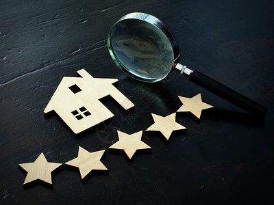 财产估价和住房评估 房屋模型和五颗星背景