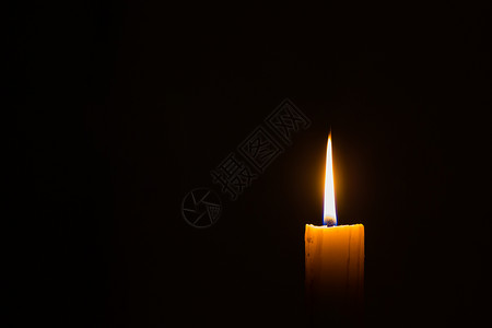 黑色背景和复制空间的蜡烛水平水平相片烛光燃烧灯芯火焰宗教黑暗宏观教会烧伤仪式背景图片