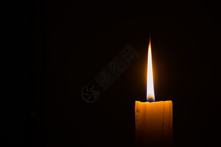黑色背景和复制空间的蜡烛水平水平相片庆典宗教辉光火焰教会烧伤烛光宏观仪式纪念馆背景图片