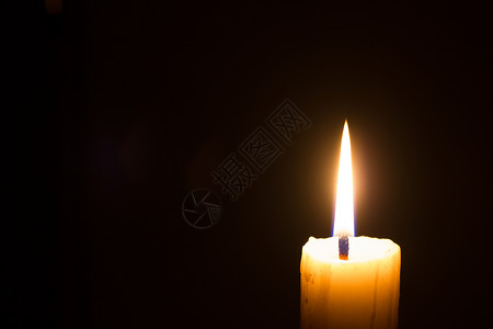 黑色背景和复制空间的蜡烛水平水平相片宏观火焰宗教仪式教会纪念馆橙子辉光国王烛光背景图片