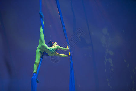 女体操选手 直来直去的把戏画布吊带航空艺术女性舞蹈反重体操红发竞技场背景