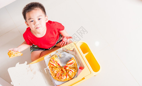 小可爱吃披萨 最美景女性送货午餐孩子们团体香肠家庭蔬菜桌子食物背景图片