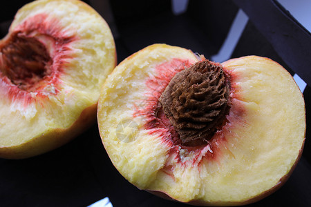 桃子设计素材将桃子切成两半 在黑篮子里美食家农业标识商业花园销售桌子营养团体水果背景
