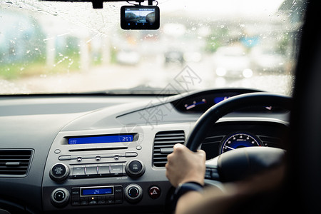 全国交通安全日科普展板雨季安全驾驶 速度控制和安全距离接下雨日安全驾驶汽车路线通勤者男性司机车轮汽油旅行运输公路背景