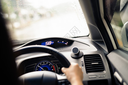 雨季安全驾驶 速度控制和安全距离接下雨日安全驾驶路线控制板旅行公路汽车汽油通勤者交通车辆司机背景图片