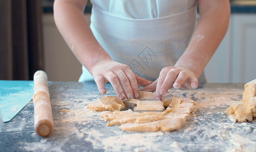 一律八折女孩做曲奇饼干 与一个面包师乐趣面包围裙幸福享受家庭生活甜点家居厨师背景
