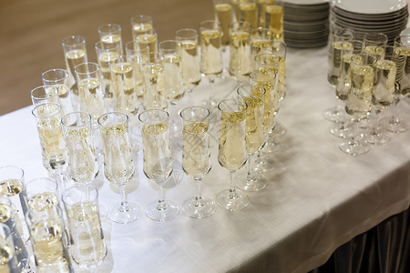 许多的璃杯一张配葡萄酒杯的桌子婚礼酒吧派对团体水晶液体庆典宴会酒杯金子背景
