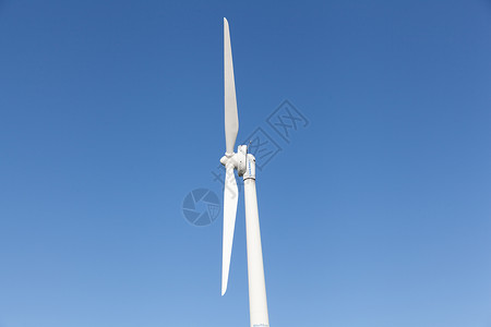 风能 风力涡轮机和蓝天空背景图片