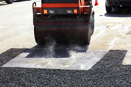 蒸汽压路机在修补的公路上 有一条重力干燥的滚动式压轴路面沥青工程压力压实机柴油机车辆安全驾驶维修卡车蒸汽背景