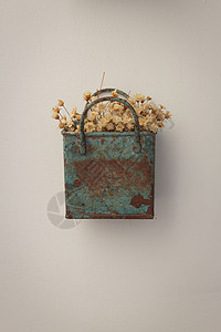 糍耙在蓝色金属盒子里 挂在墙上 很古老和生锈的花束着棕色干草古董风格手工浆果森林花园太阳房子植物园艺背景