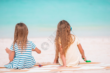 沙滩儿童沙玩具两个孩子在热带沙滩做沙城堡 玩得开心童年海滩海岸线假期女孩喜悦情调床垫沙堡支撑背景