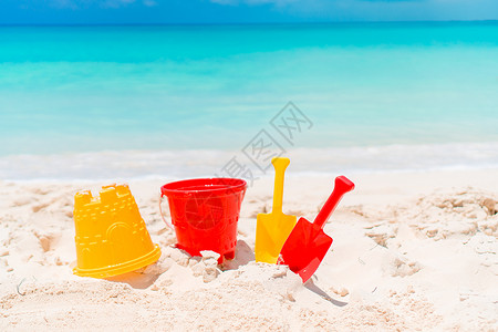 红色铲子玩具白沙滩上的海滩小孩玩具童年建筑支撑旅游海岸孩子活动热带旅行城堡背景