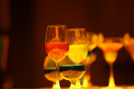葡萄酒颜色桌子上的饮料杯功能宏观眼镜冰块冷饮婴儿俱乐部效果酒会液体背景