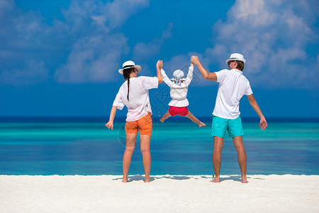 加勒比人白人异国海滩上的年轻家庭背景