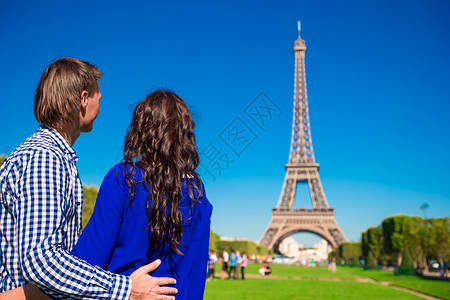 埃菲尔铁塔背景 巴黎的胜德火星上的家庭度假高清图片