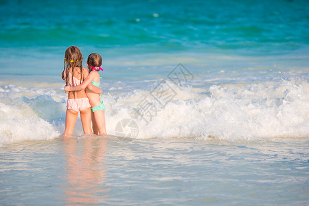 玩儿水暑假期间孩子们在热带沙滩玩得开心 在浅水一起玩儿耍背景