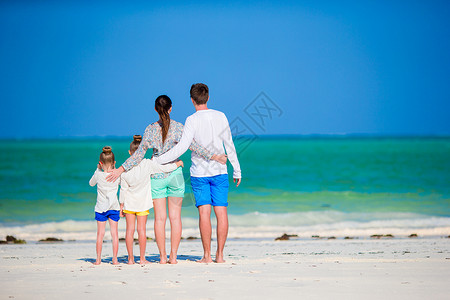 海滩家庭白沙滩家庭度假阳光海岸女孩女儿父母海岸线幸福爸爸女士女性背景