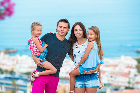 在欧洲海滩度假的欧洲家庭高清图片